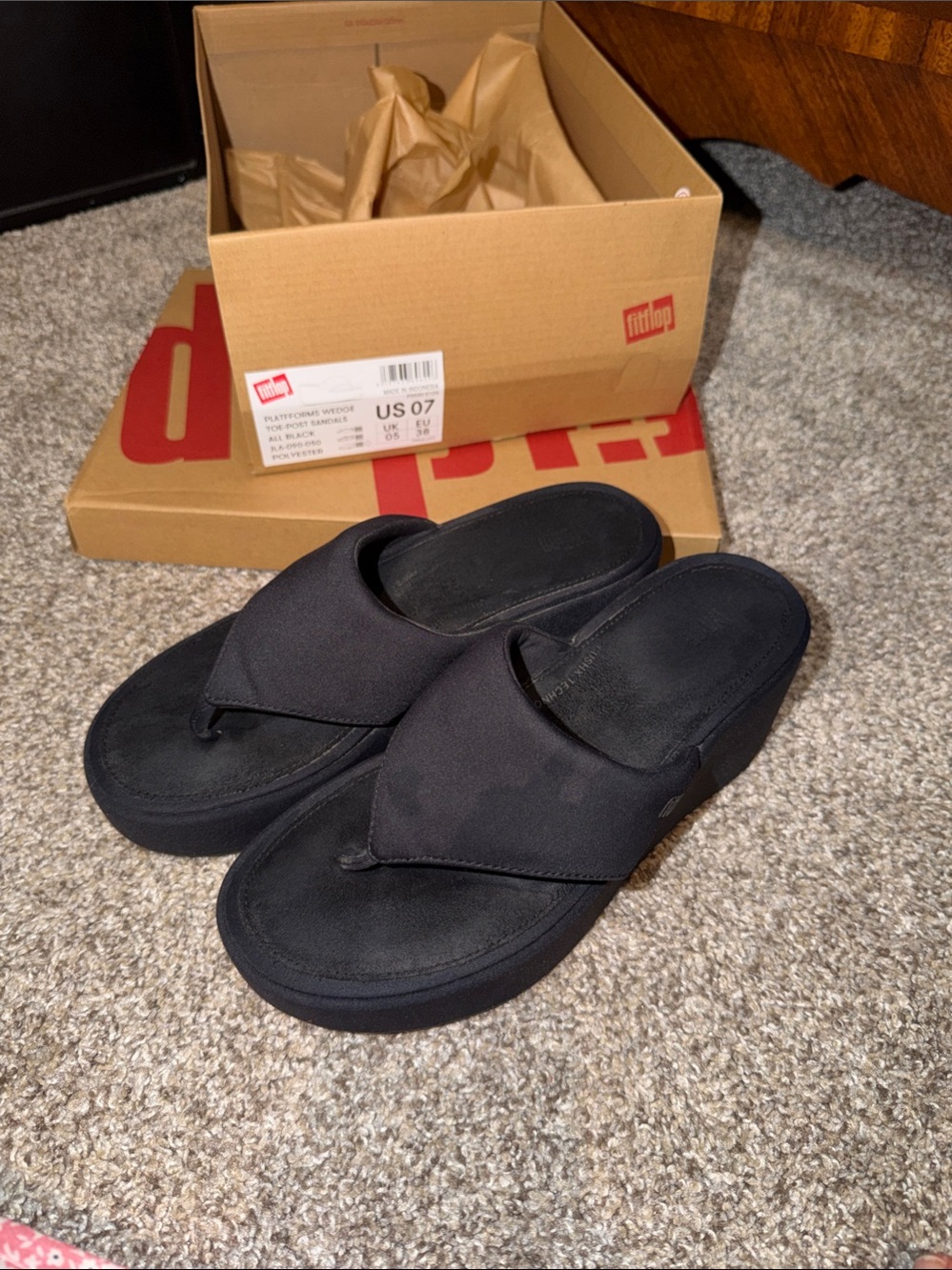 Fitflop Women’s Black Wide-Strap Thong Sandals
